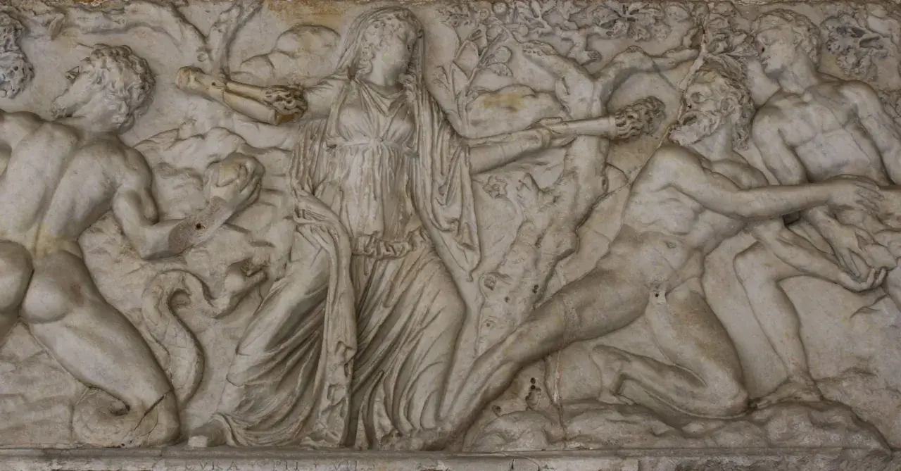 La mère d'Apollon, Léto, est représentée ici, luttant contre des créatures mythologiques. La scène est un bas-relief en marbre.