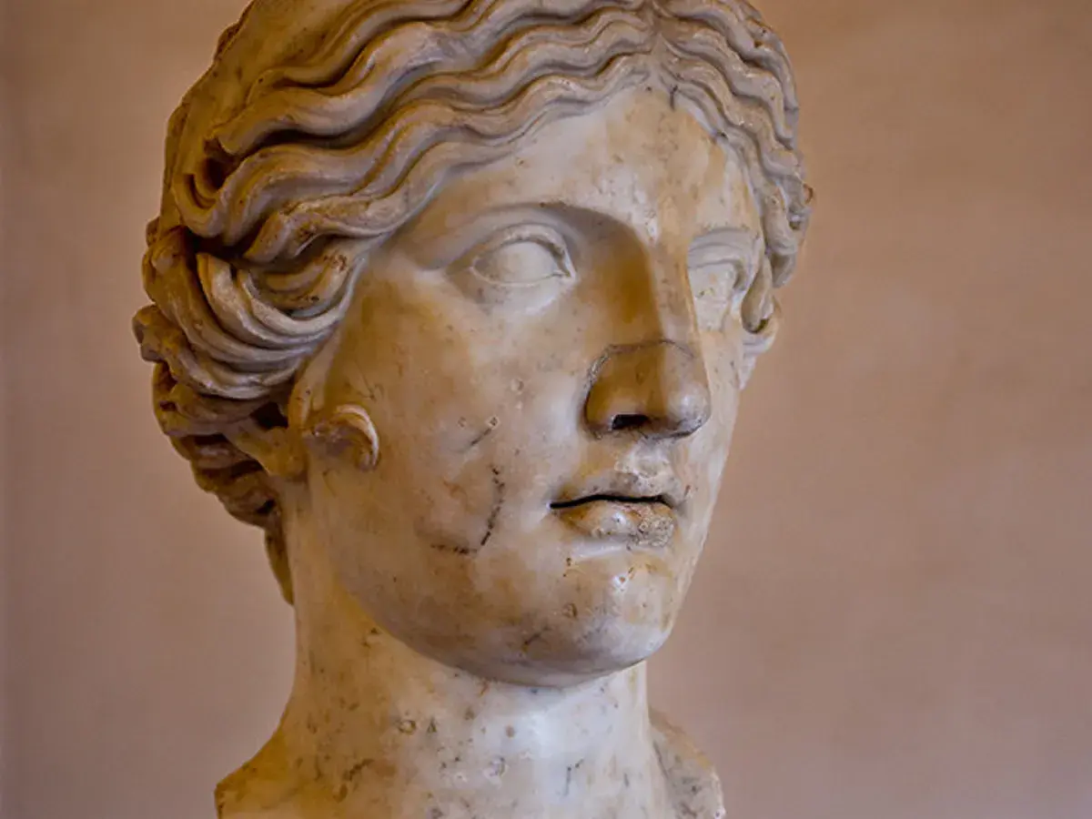 Buste en marbre d'une femme aux cheveux ondulés, peut-être Héra, sœur de Zeus, déesse de l'Olympe.