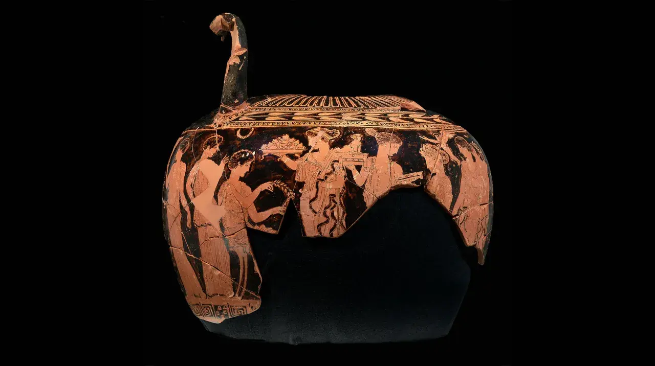 Vase antique représentant une procession, peut-être une scène de mariage, avec des figures féminines portant des offrandes. La déesse du mariage est honorée.