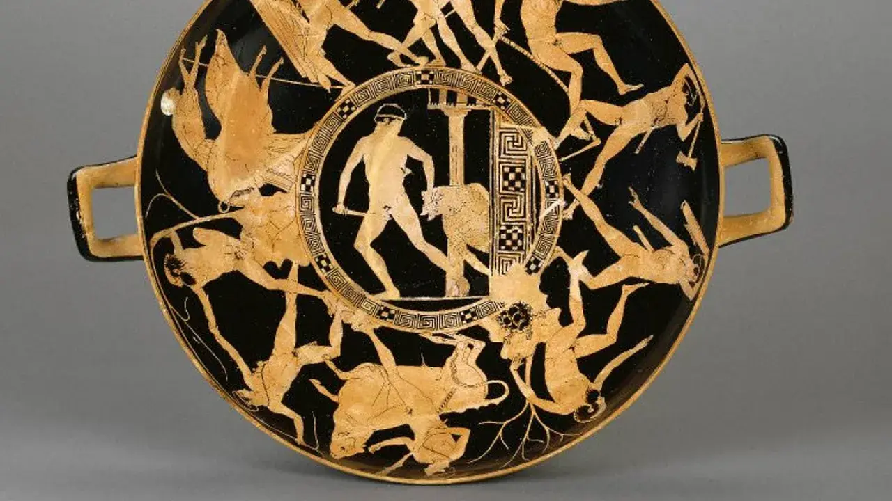 Vase antique représentant une scène de mythologie grecque : un homme combat un taureau, entouré de figures en mouvement.