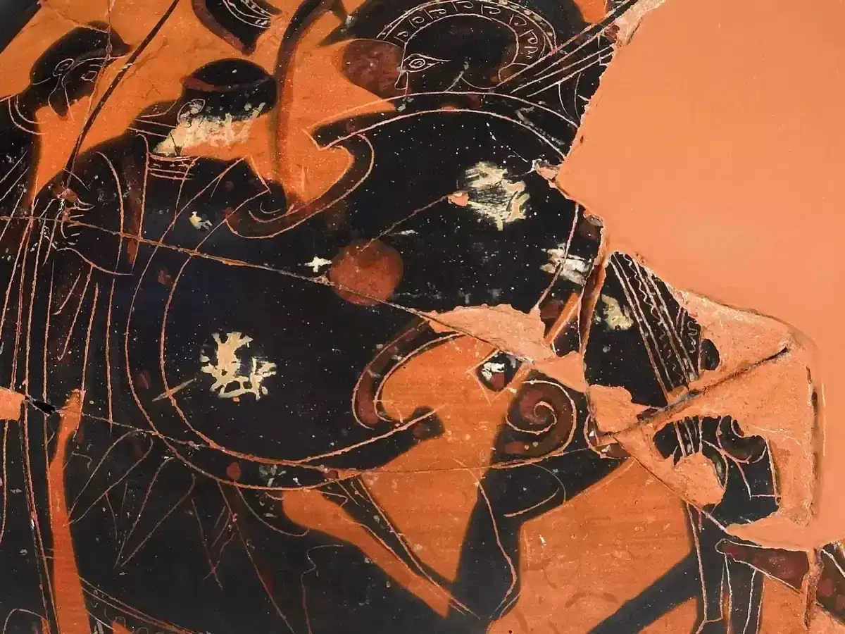 Scène de la mort d'Achille sur une poterie grecque antique. Des guerriers en armure se battent autour du héros tombé.