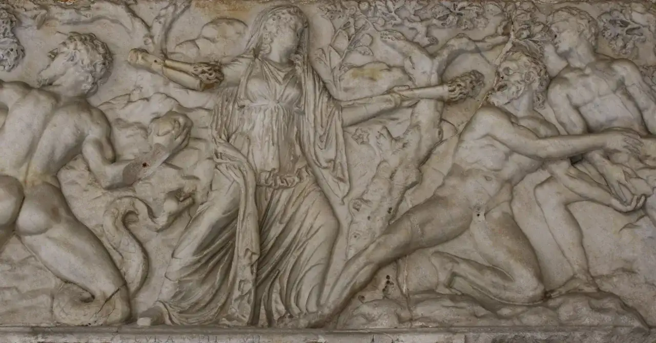 La mère d'Apollon, Léto, est représentée ici, luttant contre des créatures mythologiques. La scène est un bas-relief en marbre.