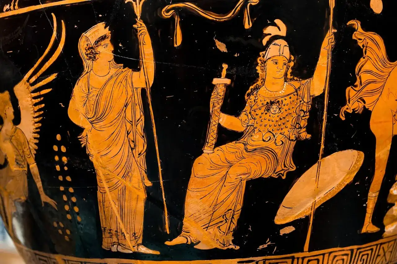 Vase antique représentant Héra, l'épouse de Zeus, assise, tenant une lance et une épée, avec une autre figure debout à ses côtés.