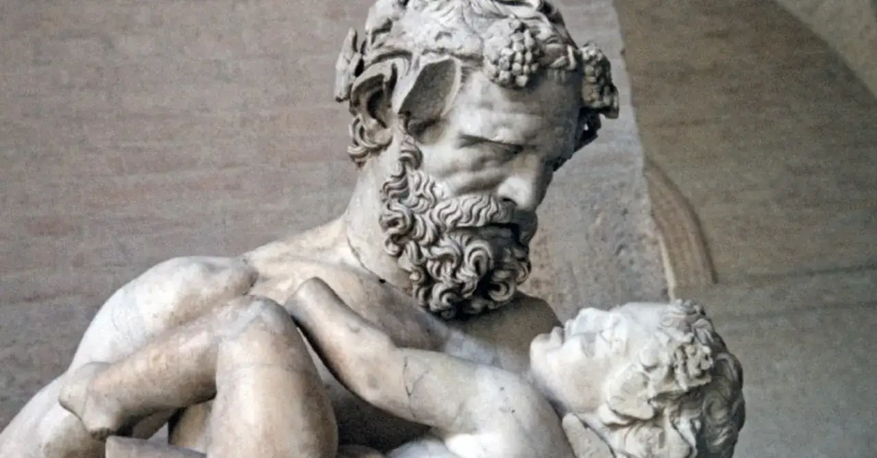 Sculpture de Zagreus, figure de la mythologie grecque, portant un enfant.
