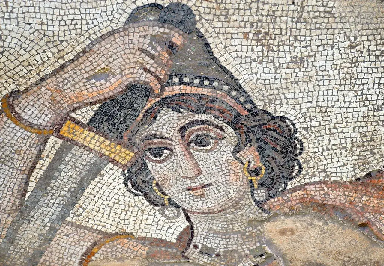 Mosa&iuml;que antique repr&eacute;sentant Hippolyte, reine des Amazones, dans la mythologie grecque, avec son casque et ses boucles d'oreilles.
