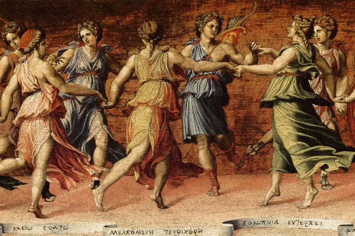 Des femmes antiques dansent en cercle, inspirées par une muse. Leurs robes flottent, créant une scène dynamique.