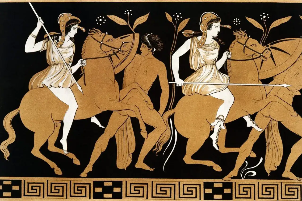 Des guerrières, les amazones, montent à cheval, armées de lances, dans une scène antique sur fond noir.