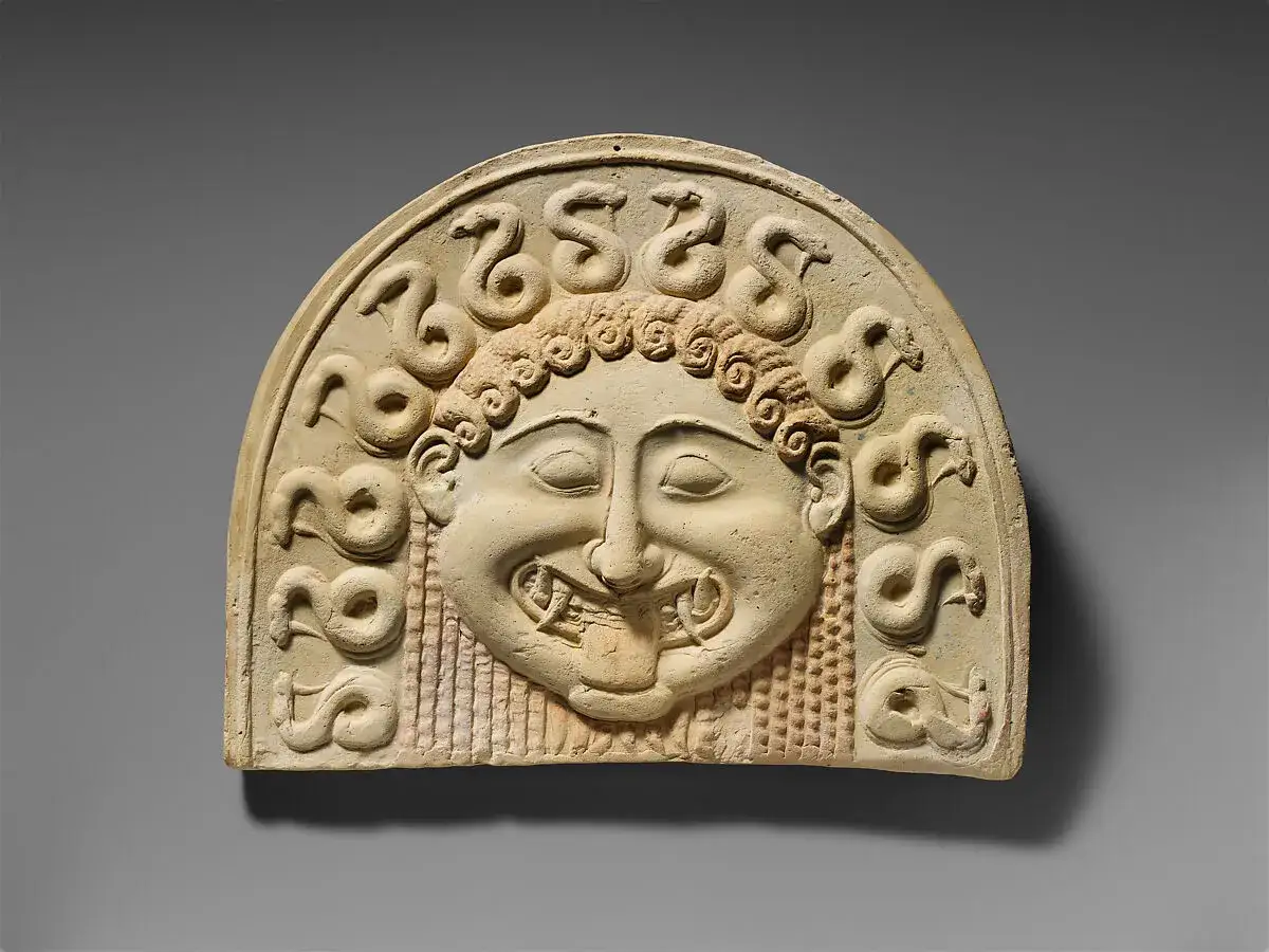 Masque terrifiant de gorgone mythologie, avec des serpents enroulés autour de sa chevelure bouclée et de son visage grimaçant.