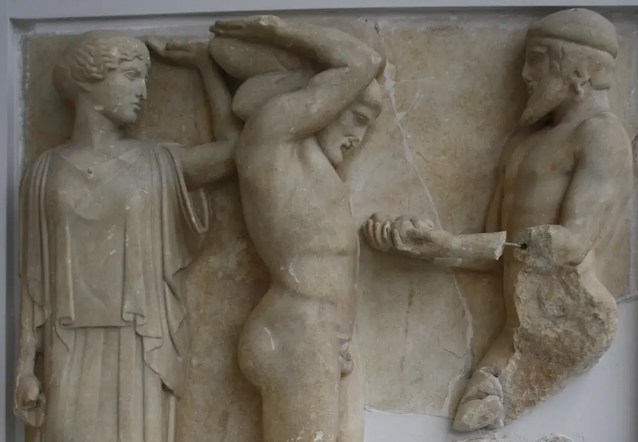 Atlas portant le monde, une sculpture antique en bas-relief. Une femme à gauche, un homme au centre, et un autre homme à droite.