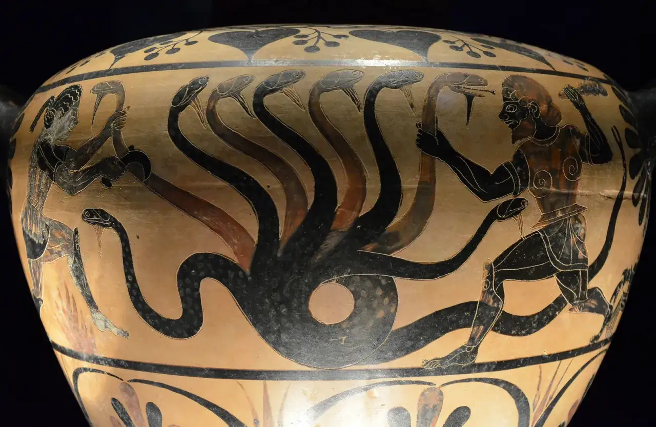 Vase antique repr&eacute;sentant Hercule combattant l'hydre de Lerne, une cr&eacute;ature mythologique aux multiples t&ecirc;tes de serpent.