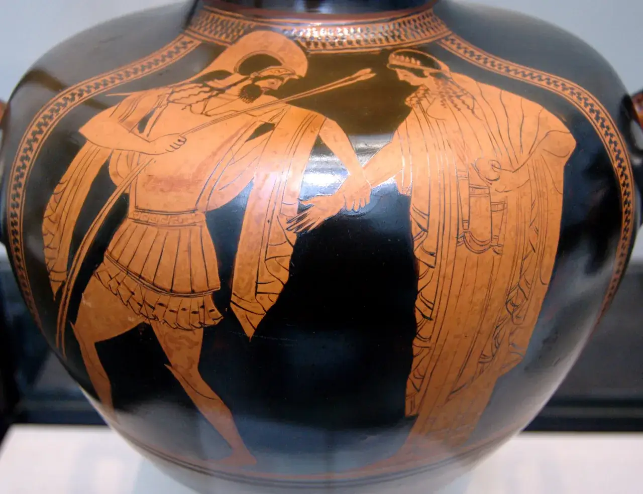 Vase grec antique représentant Hélène de Troie et Pâris, scène de la mythologie grecque.