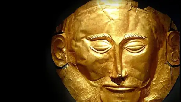 Masque funéraire en or, évoquant la richesse de la mythologie grecque et le roi Priam.