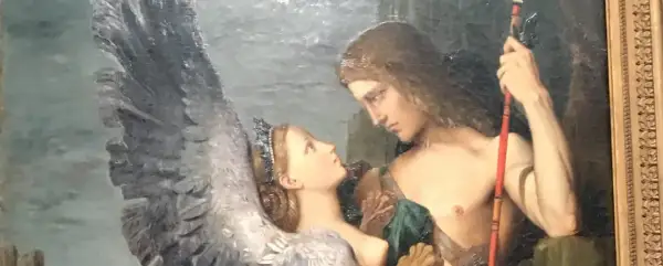 Un jeune homme aux cheveux longs regarde une femme ailée couronnée. Une scène qui évoque la tragédie, peut-être le mort d'Œdipe.