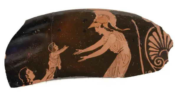 Fragment de poterie grecque montrant une femme casquée, peut-être Athéna, tendant les bras vers un enfant. Une autre figure est agenouillée. L'image évoque la protection maternelle, comme celle d'une mère pour ses fils d'Athéna.