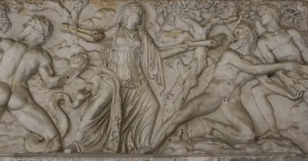 La mère d'Apollon, Léto, est représentée ici, luttant contre des créatures mythologiques. La scène est un bas-relief en marbre.