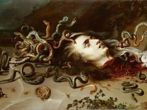 Tête coupée de Méduse, monstre de la mythologie grecque, entourée de serpents.