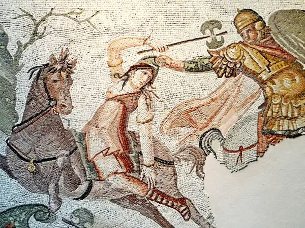 Mosaïque représentant Hercule combattant Hippolyte pour sa ceinture. Un cheval est visible à gauche.