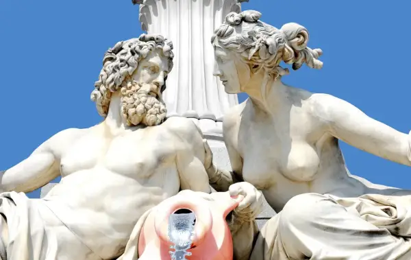 Statues de marbre d'un homme barbu et d'une femme, avec une fontaine.