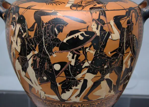 Vase antique représentant une scène de combat. Au centre, un guerrier barbu, peut-être Hippolyte, affronte un adversaire. La mythologie grecque prend vie.